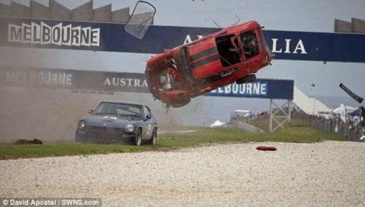 VIDEO Cea mai sigura masina din lume? Accident INCREDIBIL! Un Porsche a zburat pur si simplu de pe pista iar soferul n-a patit NIMIC!_4