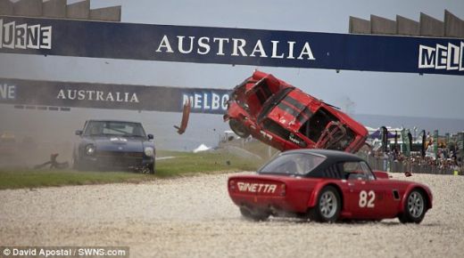 VIDEO Cea mai sigura masina din lume? Accident INCREDIBIL! Un Porsche a zburat pur si simplu de pe pista iar soferul n-a patit NIMIC!_6