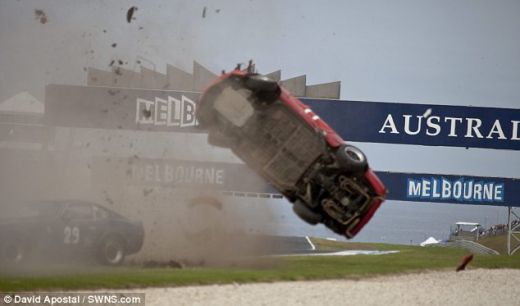 VIDEO Cea mai sigura masina din lume? Accident INCREDIBIL! Un Porsche a zburat pur si simplu de pe pista iar soferul n-a patit NIMIC!_7