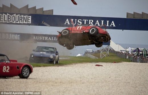 VIDEO Cea mai sigura masina din lume? Accident INCREDIBIL! Un Porsche a zburat pur si simplu de pe pista iar soferul n-a patit NIMIC!_8