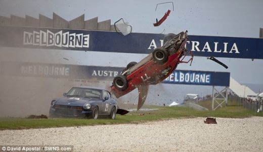 VIDEO Cea mai sigura masina din lume? Accident INCREDIBIL! Un Porsche a zburat pur si simplu de pe pista iar soferul n-a patit NIMIC!_9