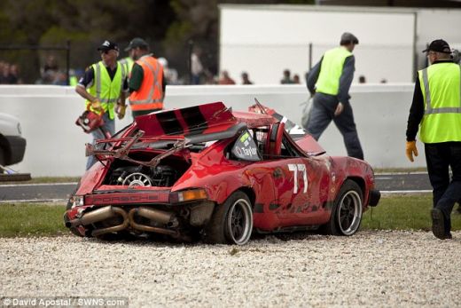 VIDEO Cea mai sigura masina din lume? Accident INCREDIBIL! Un Porsche a zburat pur si simplu de pe pista iar soferul n-a patit NIMIC!_10