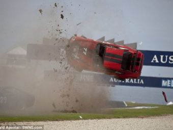 
	VIDEO Cea mai sigura masina din lume? Accident INCREDIBIL! Un Porsche a zburat pur si simplu de pe pista iar soferul n-a patit NIMIC!

