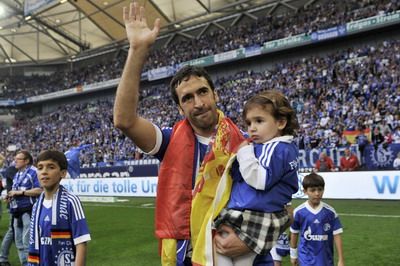 LACRIMI si GOL pentru Raul la retragerea de la Schalke! Vezi cu ce gol si-a luat ADIO si cum s-a asezat in genunchi in fata fanilor! VIDEO_1