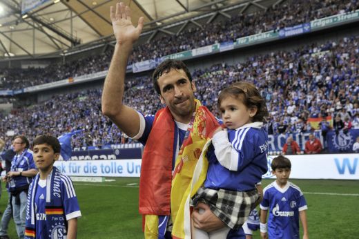 LACRIMI si GOL pentru Raul la retragerea de la Schalke! Vezi cu ce gol si-a luat ADIO si cum s-a asezat in genunchi in fata fanilor! VIDEO_2