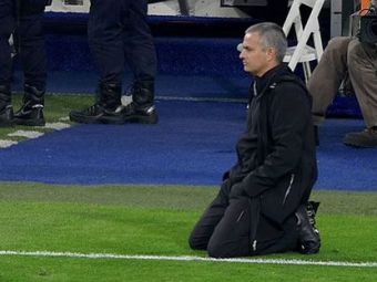
	GENIAL! Un fost antrenor al Stelei anunta ca Mourinho l-a copiat fara rusine! &quot;Nici macar nu e original cand sta in genunchi pe teren&quot;
