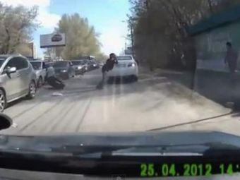 
	VIDEO :))&nbsp;Ce face un motociclist dupa ce intra in plin intr-o masina? Cea mai cretina reactie&nbsp;pe care ai vazut-o!
