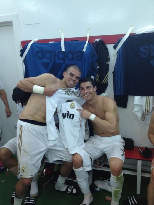 Cristiano Ronaldo, FOR THE WIN! Jucatorii lui Mourinho sarbatoresc victoria pe Facebook, pana ajung la Madrid: FOTO_1