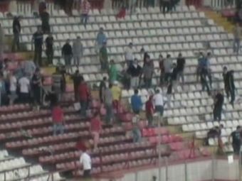 
	VIDEO INCREDIBIL: Cum s-au lasat in SANGE dinamovistii intre ei in tribune cu U. Cluj pe imnul lui Dinamo!
