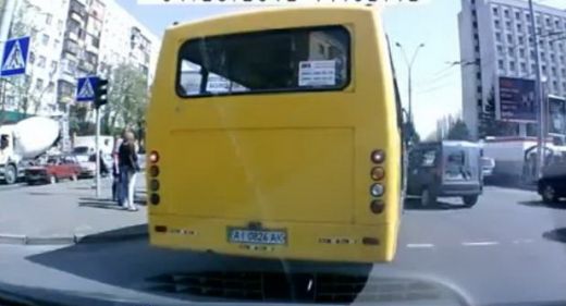 
	VIDEO: Ireal si aproape mortal! De ce crezi ca nu poate sa inainteze autobuzul asta?
