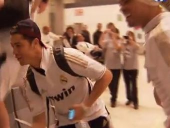 Ronaldo a INNEBUNIT! Nu l-ai vazut NICIODATA in HALUL asta de beat! S-a luat de fani in aeroport! VIDEO GENIAL