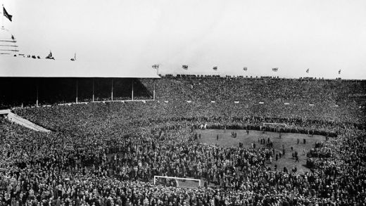 FOTO LEGENDAR! 150 ani de fotbal nu au putut egala asta: Primul meci in istorie cu 300.000 de oameni in tribune!_1