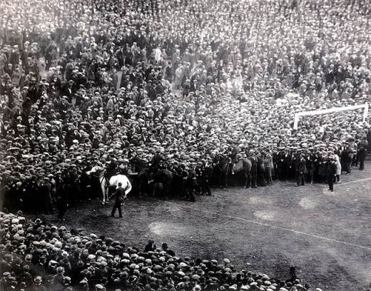 FOTO LEGENDAR! 150 ani de fotbal nu au putut egala asta: Primul meci in istorie cu 300.000 de oameni in tribune!_2