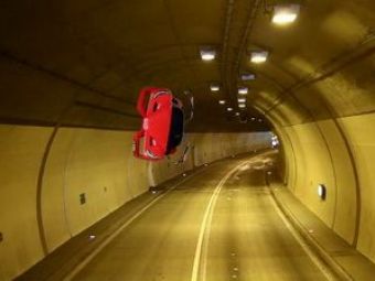 
	VIDEO INCREDIBIL: A dat prea tare in cel mai puternic Ferrari si a zburat pur si simplu prin tunel! 
