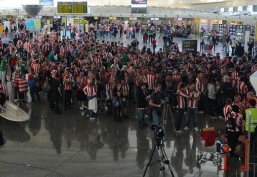 FOTO: Imaginile disperarii! Suporterii basci sunt BLOCATI pe aeroportul din Bilbao! Otopeni, trafic RECORD! Ce zic sefii aeroportului:_1