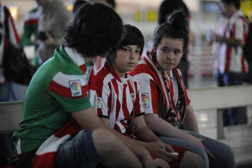FOTO: Imaginile disperarii! Suporterii basci sunt BLOCATI pe aeroportul din Bilbao! Otopeni, trafic RECORD! Ce zic sefii aeroportului:_11