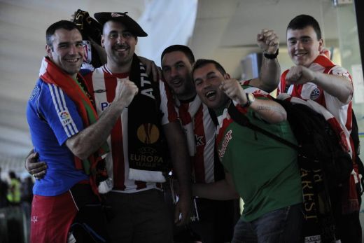 FOTO: Imaginile disperarii! Suporterii basci sunt BLOCATI pe aeroportul din Bilbao! Otopeni, trafic RECORD! Ce zic sefii aeroportului:_16