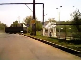 
	VIDEO: Mai tare decat Chuck Norris! Soferul dement a scapat&nbsp;in ultima clipa,&nbsp;camionul s-a pulverizat complet!
