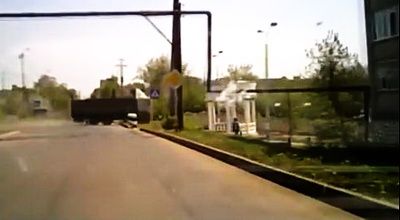 
	VIDEO: Mai tare decat Chuck Norris! Soferul dement a scapat&nbsp;in ultima clipa,&nbsp;camionul s-a pulverizat complet!
