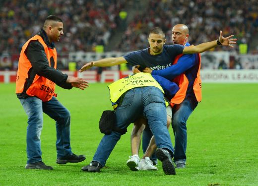 PANICA la Bucuresti! Doi fani au intrat pe teren! MILIOANE de oameni au trait cosmarul meciurilor DISTRUSE de huligani in Romania_3