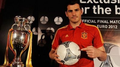 Casillas s-a fotografiat ca "aia mici" cu mingea de la EURO! 2 ani s-a lucrat la BIJUTERIA asta! Vezi ce stie sa faca :_1