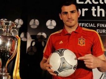 
	Casillas s-a fotografiat ca &quot;aia mici&quot; cu mingea de la EURO! 2 ani s-a lucrat la BIJUTERIA asta! Vezi ce stie sa faca :
