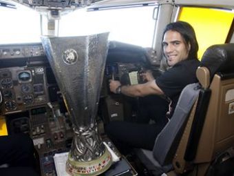 VIDEO! Falcao s-a dezlantuit in avion: A pilotat cu trofeul Europa League langa el