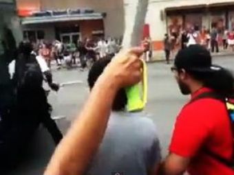 
	VIDEO: Dintr-o caterinca s-a ajuns la drama! Uite ce a patit un student care s-a grabit sa sara la &quot;bataie&quot;!

