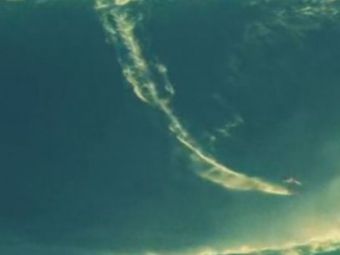 
	VIDEO FABULOS! Te trec toate apele :) Asta este recordul mondial la surfing pe cel mai MARE val din istorie
