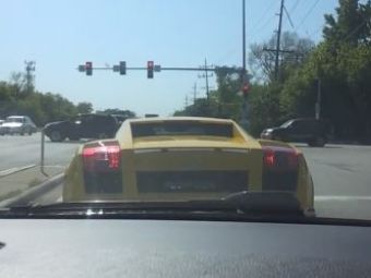 VIDEO: &#39;Boss, hai sa vezi ce stie asta!&#39; :)) Prostul ANULUI la semafor a vrut sa-si arate muschii! Cum a facut praf un Lamborghini
