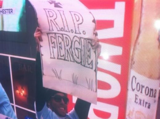 Campionii lasa capul plecat dupa cea mai scandaloasa imagine din Premier League! Ce a urmat dupa cartonul cu "RIP Fergie" ridicat de Tevez:_1