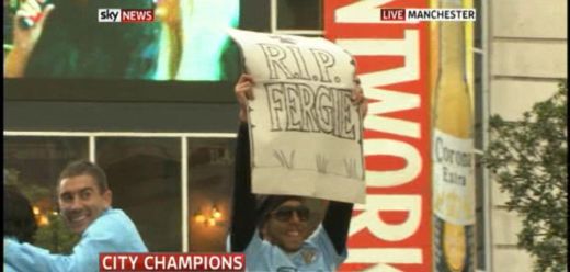 Campionii lasa capul plecat dupa cea mai scandaloasa imagine din Premier League! Ce a urmat dupa cartonul cu "RIP Fergie" ridicat de Tevez:_2