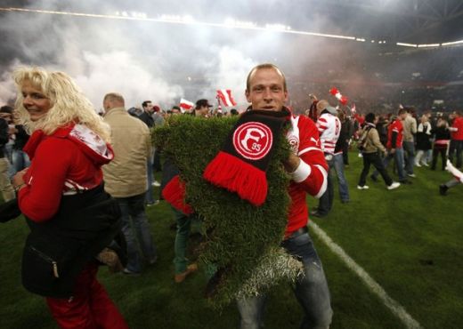 FOTO DE SENZATIE: Si-a gasit un nou covor! :) Un suporter al Fortunei Dusseldorf si-a luat cel mai tare suvenir de la stadion !_1