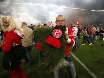 
	FOTO DE SENZATIE: Si-a gasit un nou covor! :) Un suporter al Fortunei Dusseldorf si-a luat cel mai tare suvenir de la stadion !
