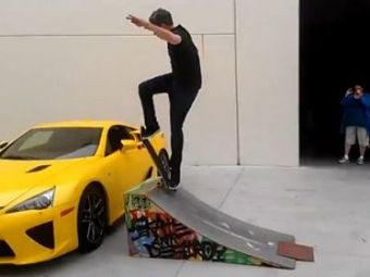 
	VIDEO: Pariu cu 400.000 $ ! Cel mai mare skater&nbsp;incearca&nbsp;saritura peste&nbsp;o masina la fel de scumpa ca un Rolls Royce!

