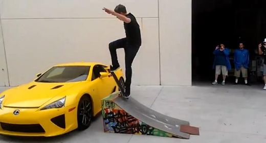 
	VIDEO: Pariu cu 400.000 $ ! Cel mai mare skater&nbsp;incearca&nbsp;saritura peste&nbsp;o masina la fel de scumpa ca un Rolls Royce!
