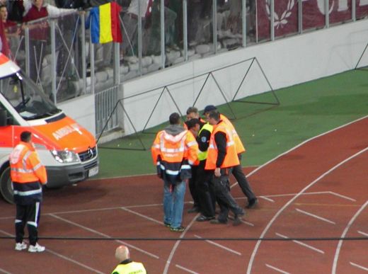 Moment SOCANT la U Cluj - CFR! O petarda i-a explodat in fata unui steward! FOTO_2