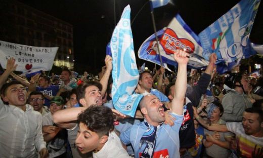 VIDEO: Haos MAXIM pe strazile din Napoli! Suporterii au sarbatorit pana dimineata primul trofeu dupa 22 de ani! Noaptea in care Maradona a devenit istorie!_1