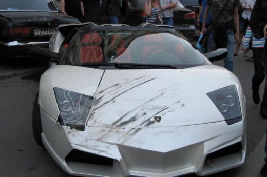 A facut praf un Lamborghini de sute de mii de euro! Cum a provocat un accident imens din cauza unei manevre nebune:_2