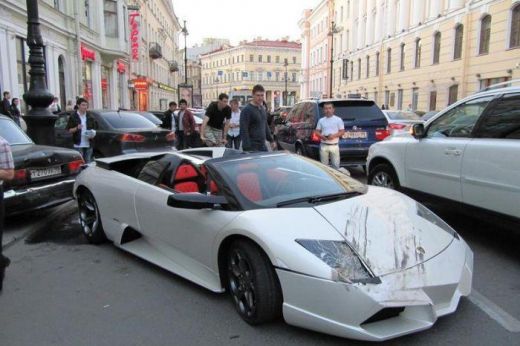 A facut praf un Lamborghini de sute de mii de euro! Cum a provocat un accident imens din cauza unei manevre nebune:_3