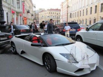 
	A facut praf un Lamborghini de sute de mii de euro! Cum a provocat un accident imens din cauza unei manevre nebune:

