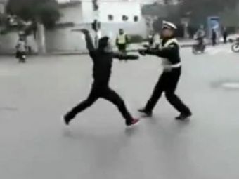 
	VIDEO: Reactia unui chinez oprit in trafic:&nbsp;a scos&nbsp;sabia si s-a&nbsp;repezit sa-i ia gatul unui politist!
