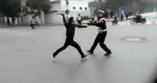 
	VIDEO: Reactia unui chinez oprit in trafic:&nbsp;a scos&nbsp;sabia si s-a&nbsp;repezit sa-i ia gatul unui politist!
