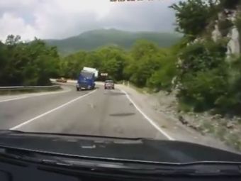 VIDEO INCREDIBIL! Cum poti muri nevinovat la volan! Iata ce se intampla cand un camion ia prea tare o curba: