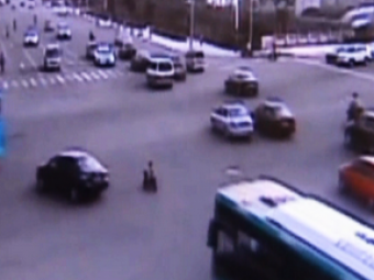 
	VIDEO: Uite cum conduce chinezul asta pe motor&nbsp;prin intersectie la numai 3 ani!
