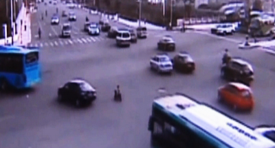 
	VIDEO: Uite cum conduce chinezul asta pe motor&nbsp;prin intersectie la numai 3 ani!
