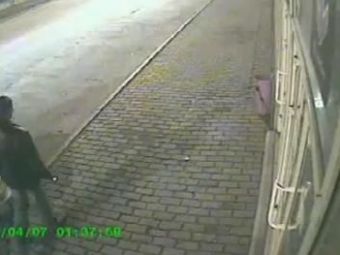 
	VIDEO: Se plimba linistit pe strada si brusc n-a mai inteles nimic din ce i s-a intamplat! Doar norocul l-a salvat!
