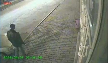 
	VIDEO: Se plimba linistit pe strada si brusc n-a mai inteles nimic din ce i s-a intamplat! Doar norocul l-a salvat!
