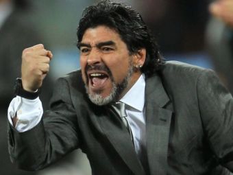 
	Cel mai tare dribling al lui Maradona! Il fura pe Drogba din China si il duce la Al Wasl! &quot;El Pibe d&#39;Oro&quot; il crede cel mai tare din lume!
