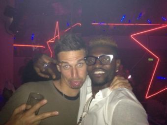 SUPER FOTO Il recunosti? Ce star din Liga I si-a facut poza cu Adebayor in vacanta la Ibiza!